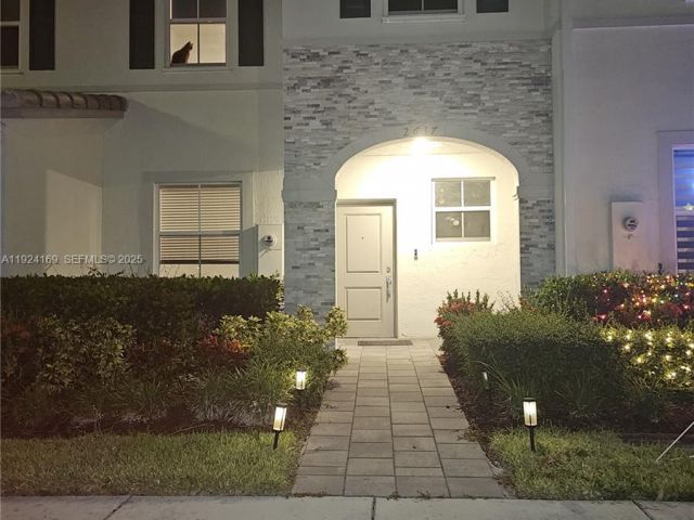 Дом в аренду по адресу 2637 SE 17th St 2637 - фото 7494876