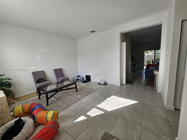 Дом в аренду по адресу 2637 SE 17th St 2637 - фото 7494878