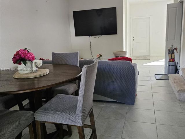 Дом в аренду по адресу 2637 SE 17th St 2637 - фото 7494880