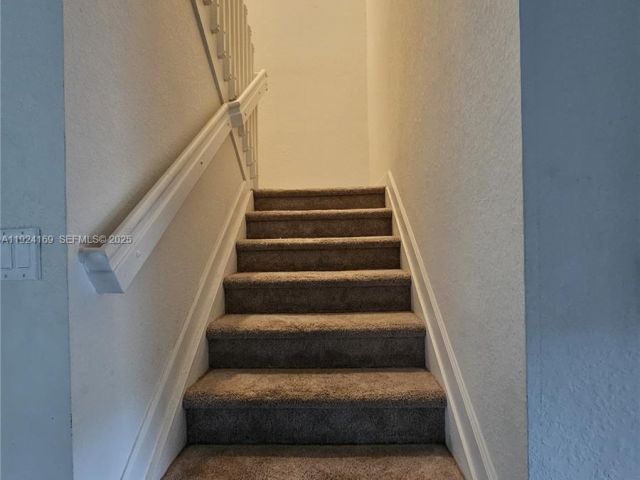 Дом в аренду по адресу 2637 SE 17th St 2637 - фото 7494882