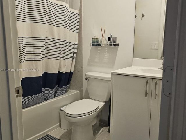 Дом в аренду по адресу 2637 SE 17th St 2637 - фото 7494890