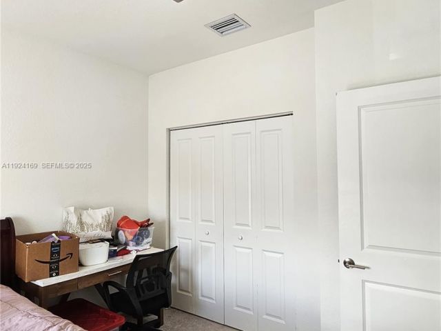 Дом в аренду по адресу 2637 SE 17th St 2637 - фото 7494898