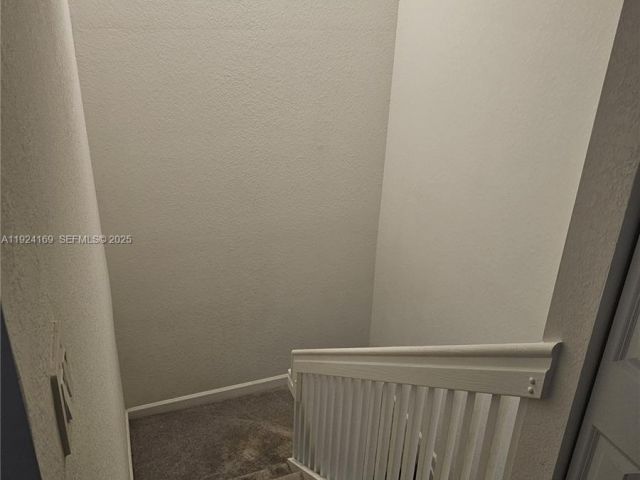 Дом в аренду по адресу 2637 SE 17th St 2637 - фото 7494901