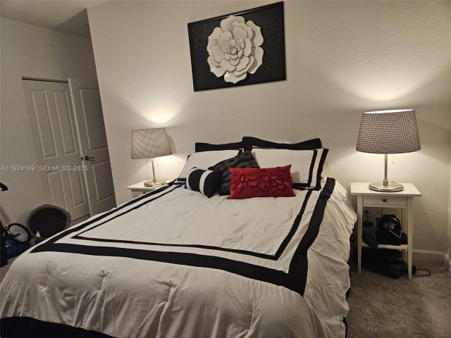 Дом в аренду по адресу 2637 SE 17th St 2637 - фото 7494905