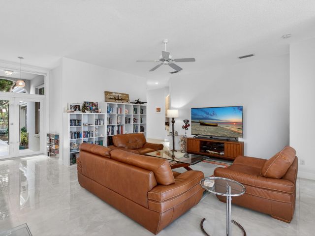 Продажа дома по адресу 1245 Owl Pointe Circle - фото 6894144