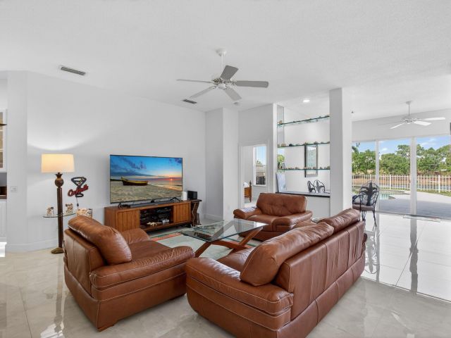 Продажа дома по адресу 1245 Owl Pointe Circle - фото 6894145