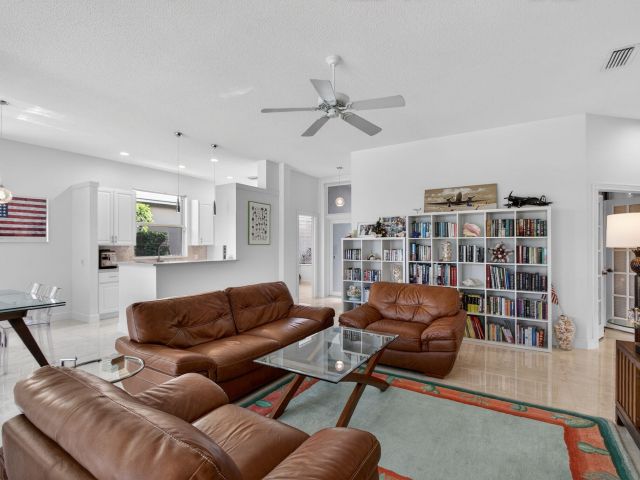 Продажа дома по адресу 1245 Owl Pointe Circle - фото 6894146