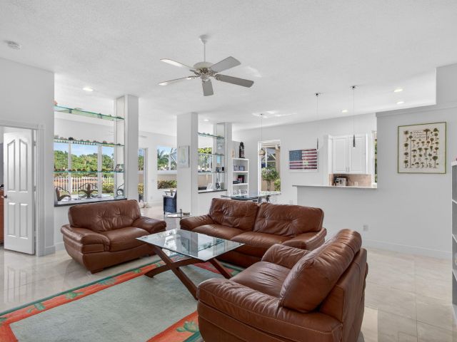 Продажа дома по адресу 1245 Owl Pointe Circle - фото 6894147