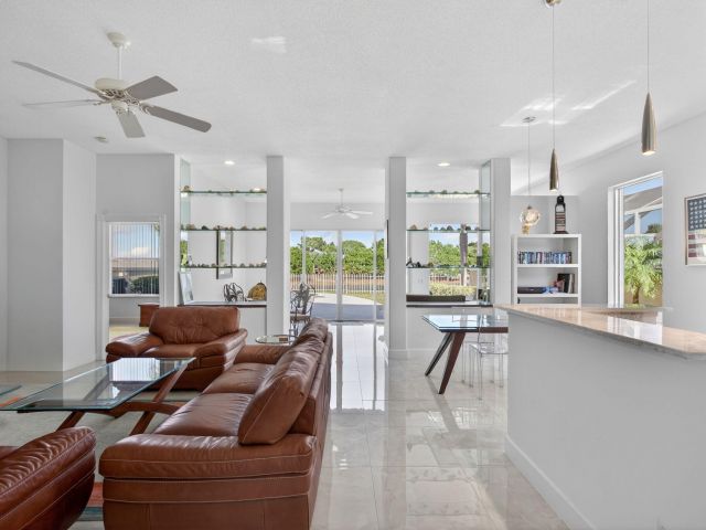 Продажа дома по адресу 1245 Owl Pointe Circle - фото 6894148