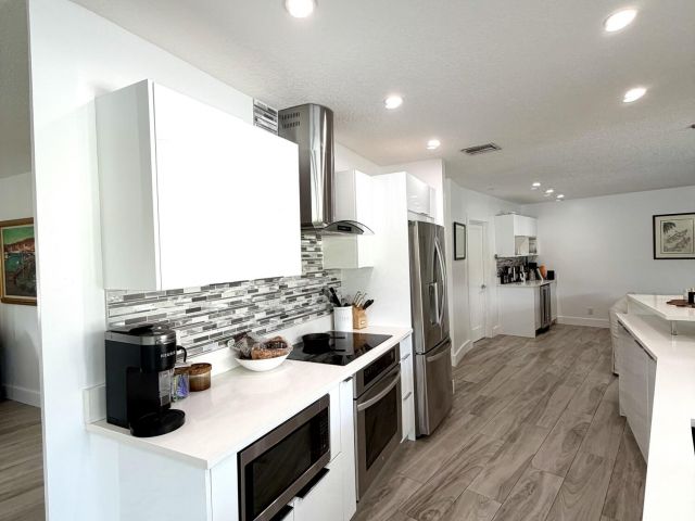 Дом в аренду по адресу 100 SW 11th Avenue - фото 6895209