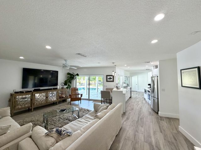 Дом в аренду по адресу 100 SW 11th Avenue - фото 6895212