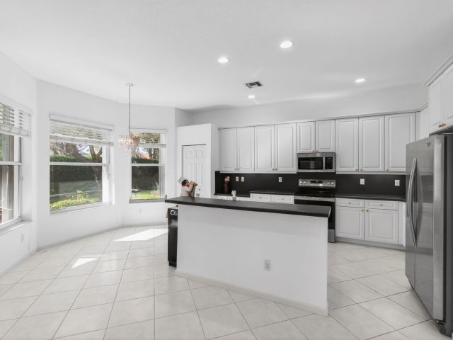 Продажа дома по адресу 7102 Prado Lake Drive - фото 6876549