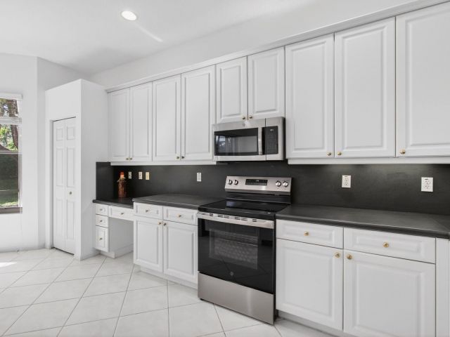 Продажа дома по адресу 7102 Prado Lake Drive - фото 6876550