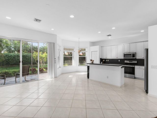 Продажа дома по адресу 7102 Prado Lake Drive - фото 6876556