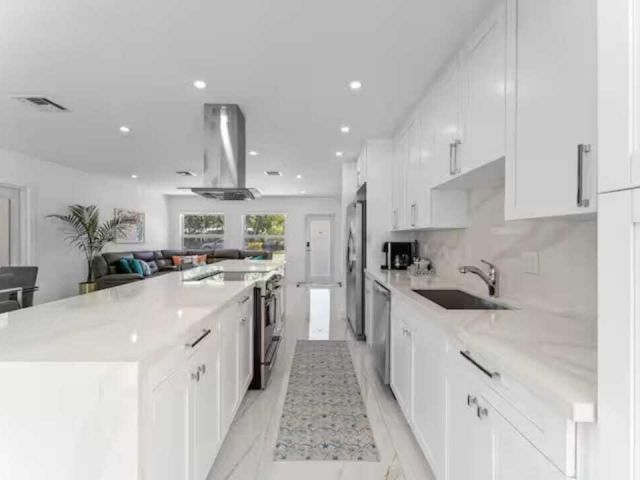 Продажа дома по адресу 1713 NE Ne 7th Terrace NE - фото 6884221