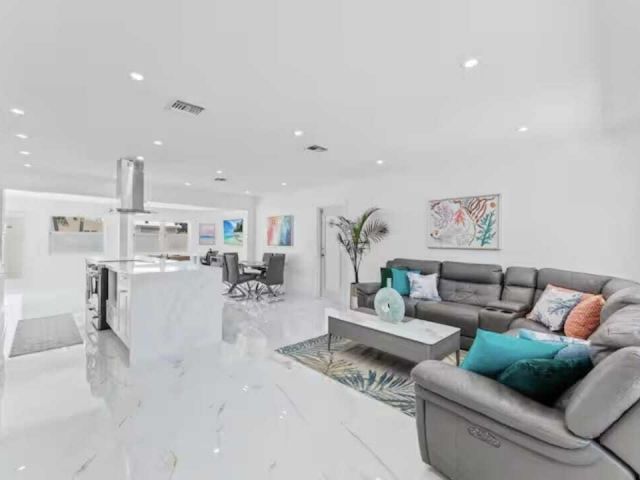 Продажа дома по адресу 1713 NE Ne 7th Terrace NE - фото 6884223