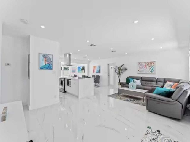 Продажа дома по адресу 1713 NE Ne 7th Terrace NE - фото 6884224