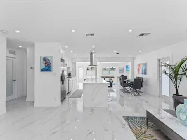 Продажа дома по адресу 1713 NE Ne 7th Terrace NE - фото 6884225