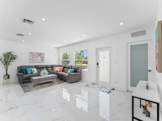 Продажа дома по адресу 1713 NE Ne 7th Terrace NE - фото 6884226