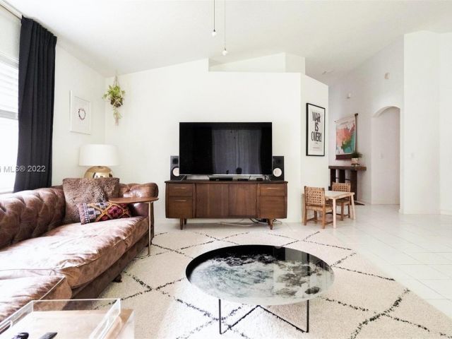 Дом в аренду по адресу 5449 Grande Palm Circle - фото 6869897