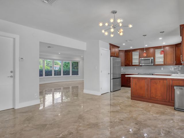 Продажа дома по адресу 1298 NW 4th Street - фото 6894939