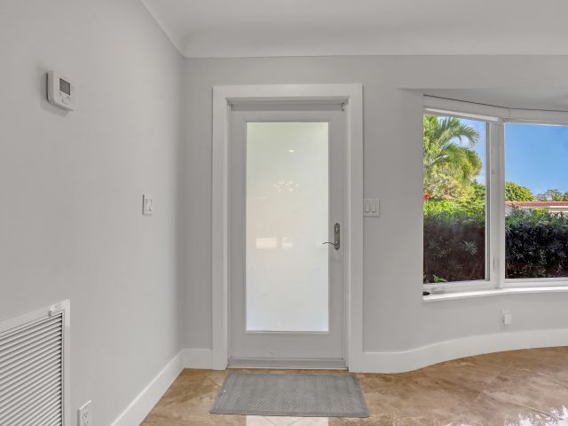 Продажа дома по адресу 1298 NW 4th Street - фото 6894941