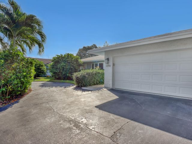 Продажа дома по адресу 1298 NW 4th Street - фото 6894943