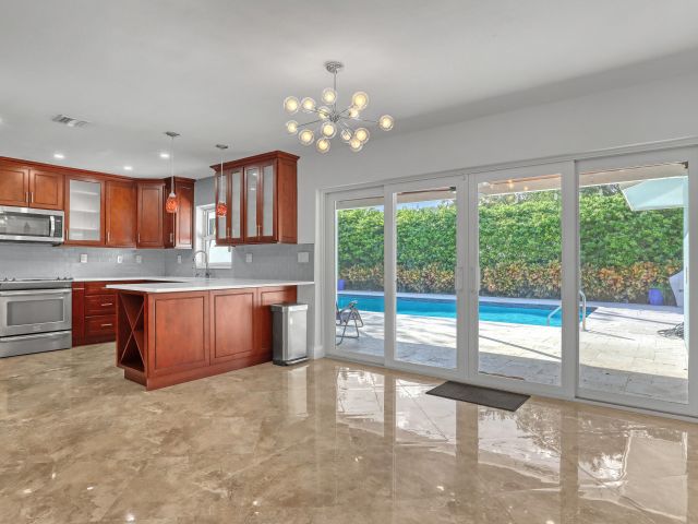 Продажа дома по адресу 1298 NW 4th Street - фото 6894947