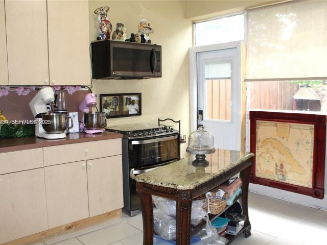 Продажа дома по адресу 1209 NE 32nd Ave - фото 6870707