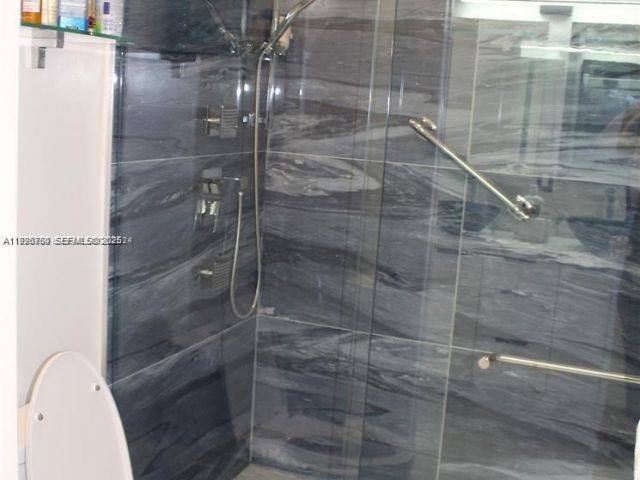 Продажа дома по адресу 1209 NE 32nd Ave - фото 6870708