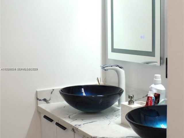 Продажа дома по адресу 1209 NE 32nd Ave - фото 6870709