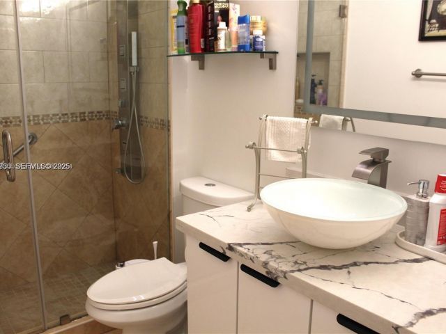 Продажа дома по адресу 1209 NE 32nd Ave - фото 6870710