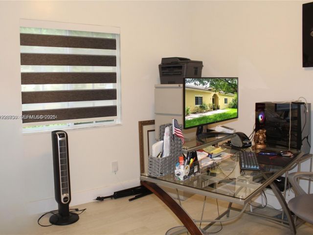 Продажа дома по адресу 1209 NE 32nd Ave - фото 6870711