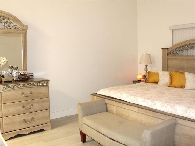 Продажа дома по адресу 1209 NE 32nd Ave - фото 6870713