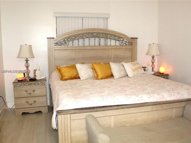 Продажа дома по адресу 1209 NE 32nd Ave - фото 6870714