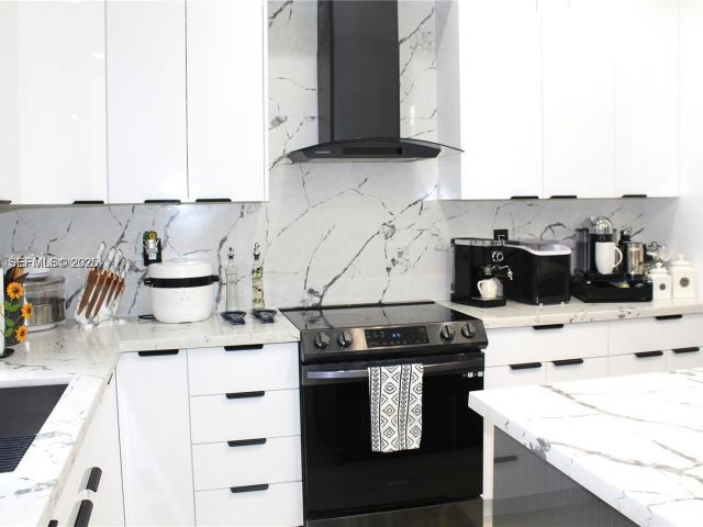 Продажа дома по адресу 1209 NE 32nd Ave - фото 6870716