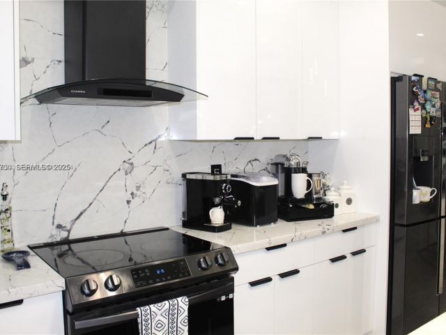 Продажа дома по адресу 1209 NE 32nd Ave - фото 6870717