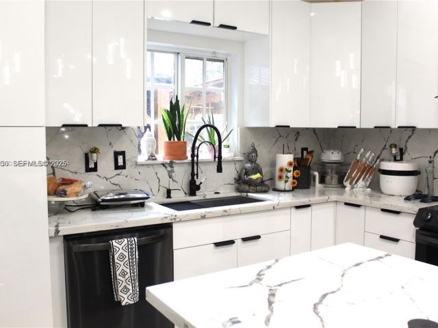 Продажа дома по адресу 1209 NE 32nd Ave - фото 6870718