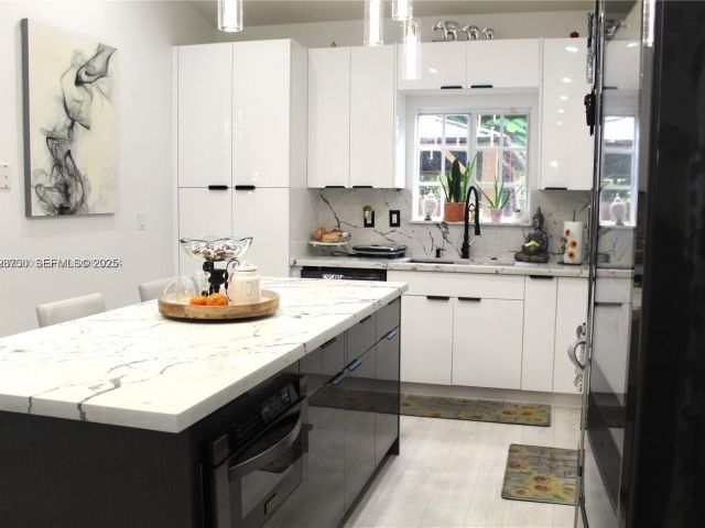 Продажа дома по адресу 1209 NE 32nd Ave - фото 6870719