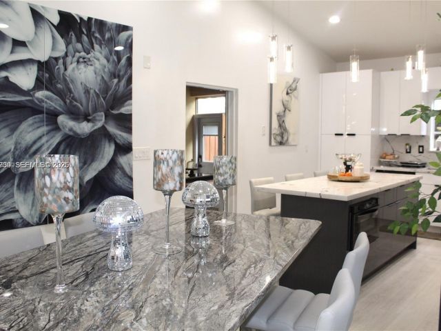 Продажа дома по адресу 1209 NE 32nd Ave - фото 6870720