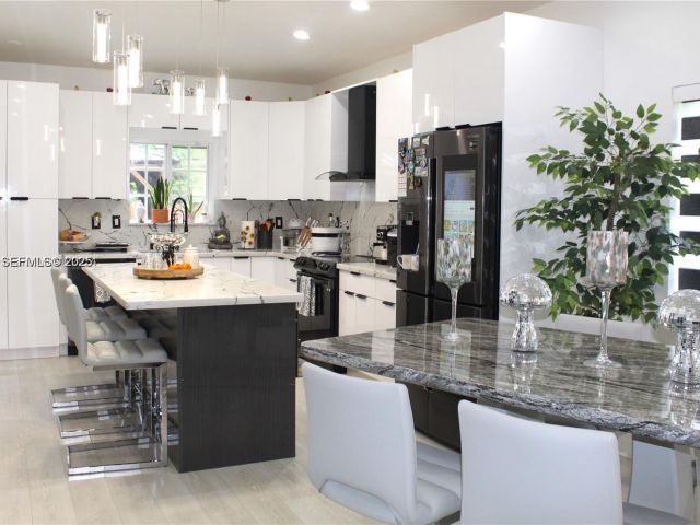 Продажа дома по адресу 1209 NE 32nd Ave - фото 6870721