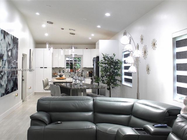 Продажа дома по адресу 1209 NE 32nd Ave - фото 6870722