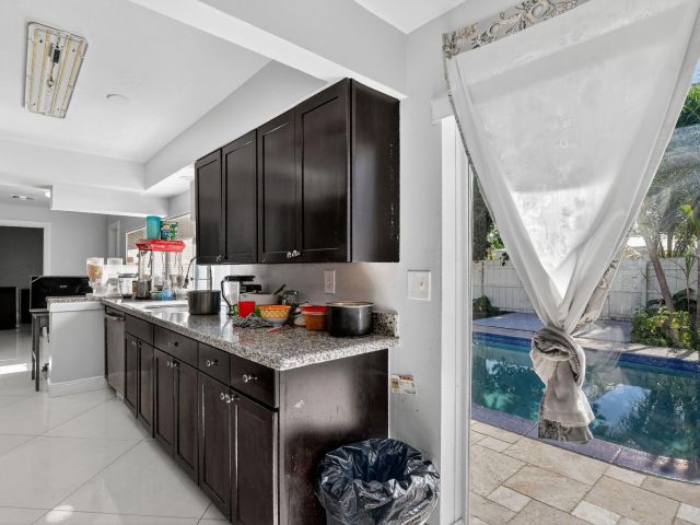 Продажа дома по адресу 256 SW 11th Place - фото 6894737