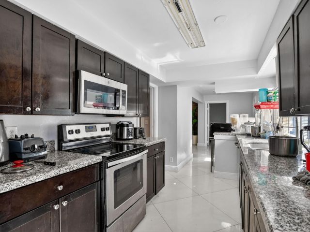 Продажа дома по адресу 256 SW 11th Place - фото 6894738