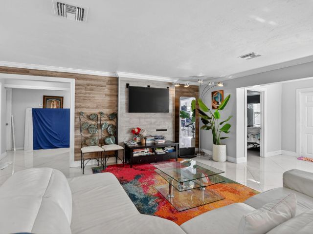 Продажа дома по адресу 256 SW 11th Place - фото 6894746