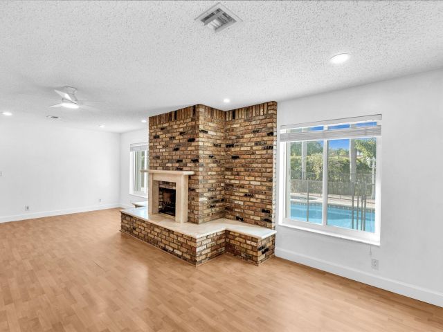 Продажа дома по адресу 4400 Buchanan Street - фото 6895746