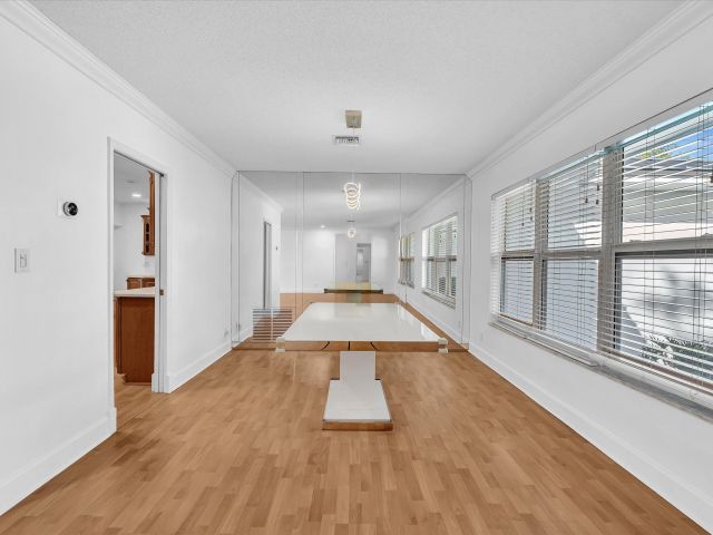 Продажа дома по адресу 4400 Buchanan Street - фото 6895757