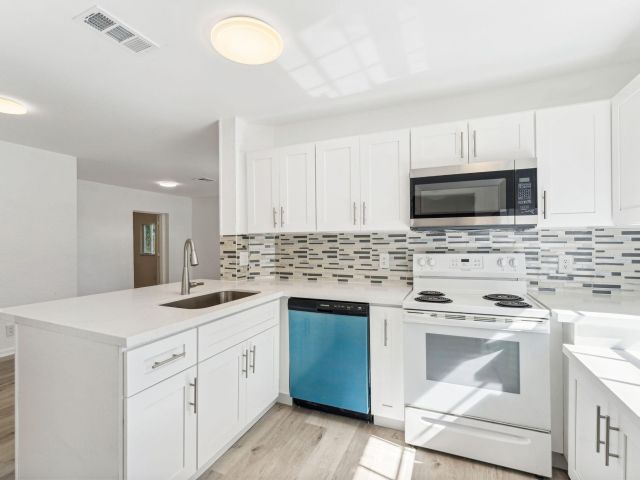 Дом в аренду по адресу 377 NW 2nd Way - фото 6884252