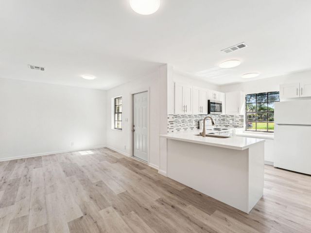 Дом в аренду по адресу 377 NW 2nd Way - фото 6884253