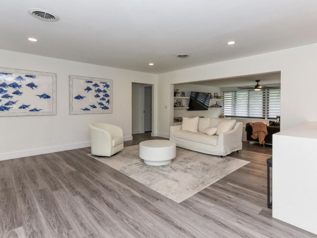 Дом в аренду по адресу 700 SW 4th Street - фото 6898711